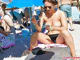 Amateur Hot Topless Bikini Girls Spied by Voyeur At Beach 